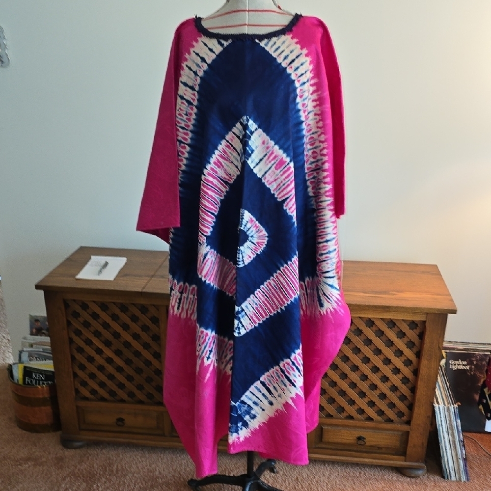 1970 Vintage Vibrant Pink and Blue Tie-Dye Kaftan / Mumu